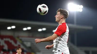 Der FC Augsburg führt nach dem 4:1-Heimsieg gegen Eintracht Frankfurt erstmals in seiner Geschichte die Bundesliga-Tabelle an