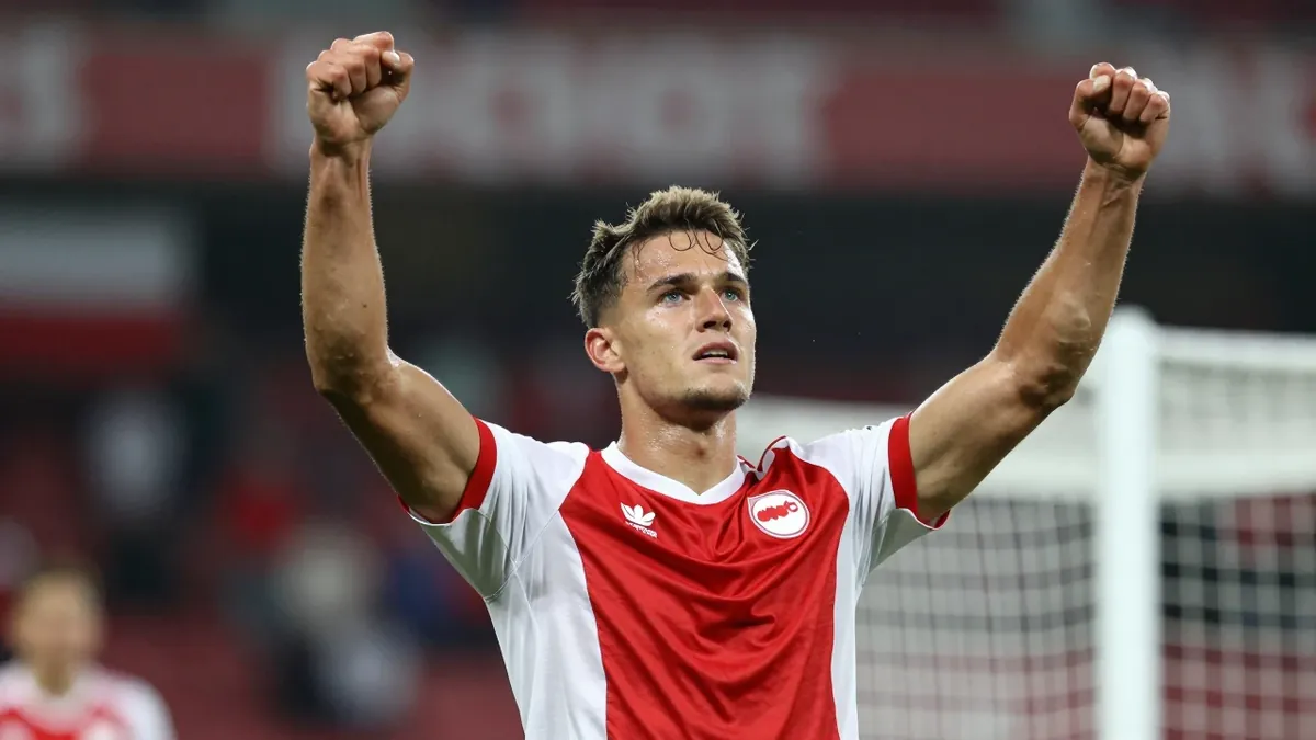 Der FC Augsburg startet mit einem 3:0-Heimsieg gegen Schalke 04 in die Bundesliga-Saison und leiht sich Arijon...