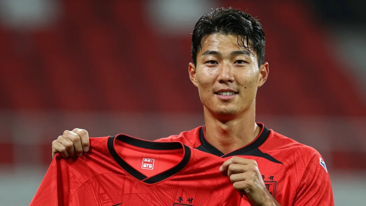 Der FC Augsburg hat kurz vor Saisonstart den südkoreanischen Verteidiger Young-Woo Seol verpflichtet und Verteidiger...