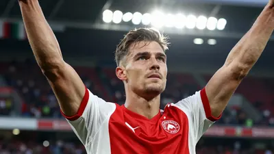 Der FC Augsburg startet mit einem 3:0-Sieg gegen den Aufsteiger FC Schalke 04 in die neue Saison und liegt damit vorerst...