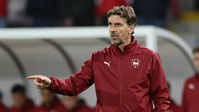 FC Augsburgs Trainer Manuel Baum verlangt vor der ersten Auswärtsaufgabe bei Eintracht Frankfurt die richtige...