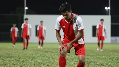 Der 19-jährige Innenverteidiger zog sich im U21-Länderspiel eine Außenbandverletzung im rechten Knie zu und muss vorerst...