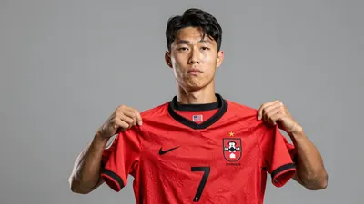 South Korean defender Seol Young-woo joins Augsburg from Red Star Belgrade for up to €5.5m, signing a contract until 2030...