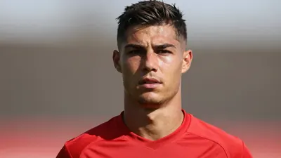 Der FC Augsburg hat den 20-jährigen Innenverteidiger Juma Bah von Manchester City bis Saisonende ausgeliehen, um die...